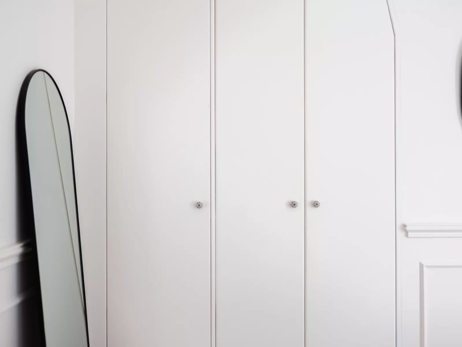 Portes de placards intégrés peintes en blanc