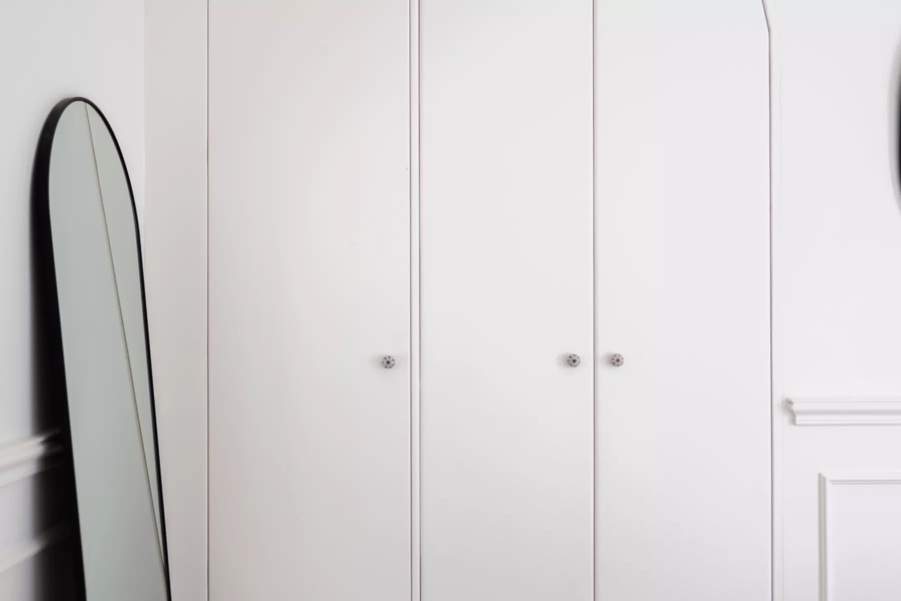 Portes de placards intégrés peintes en blanc