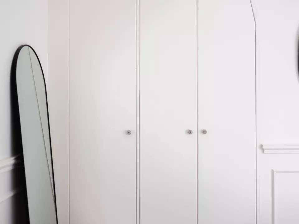 Portes de placards intégrés peintes en blanc