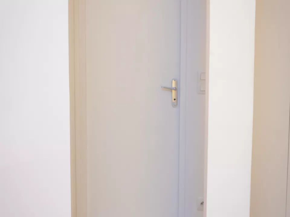 Détail d’une porte intérieure peinte en blanc