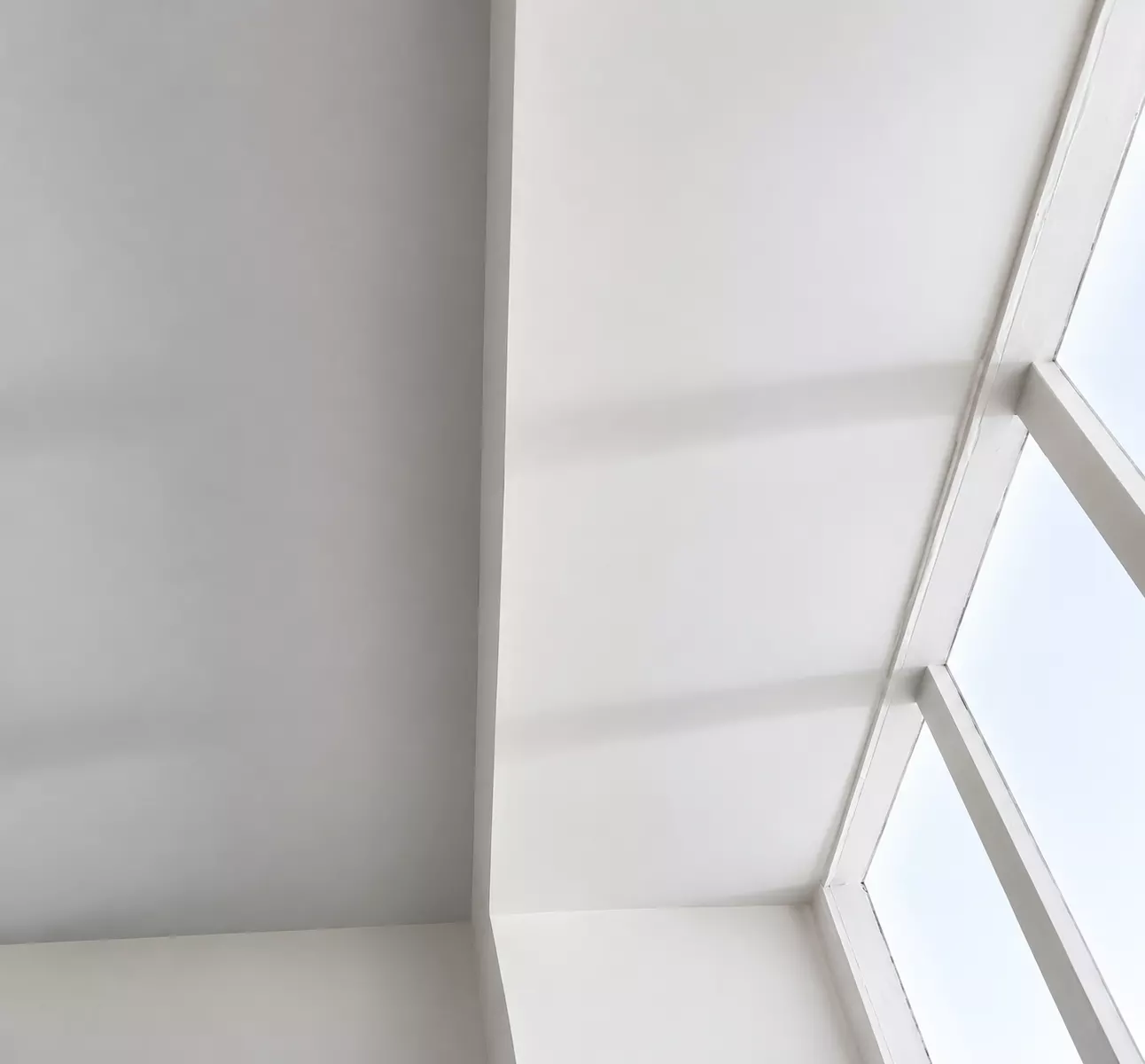Le même plafond après reprise du support et peinture satinée