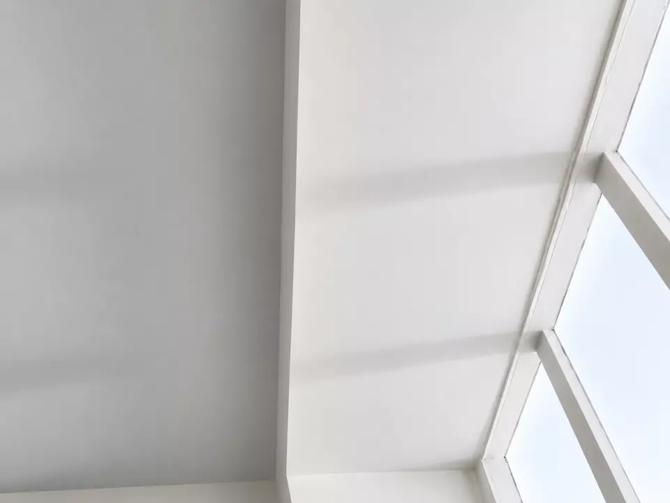 Le même plafond après reprise du support et peinture satinée