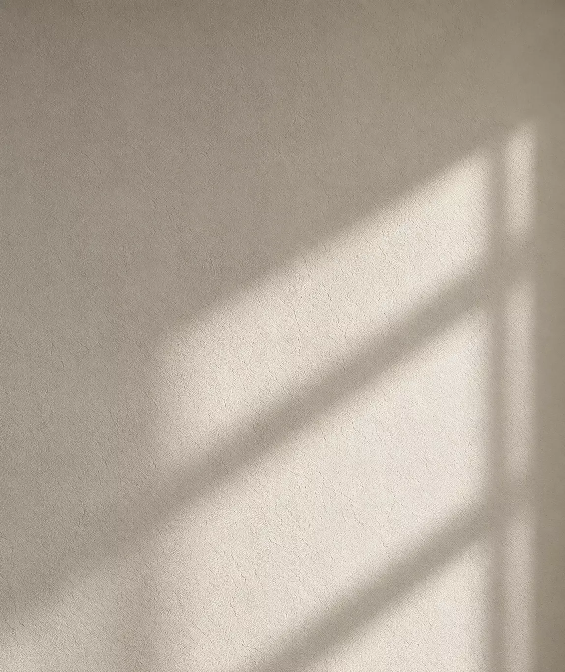 Mur clair après peinture, en lumière rasante