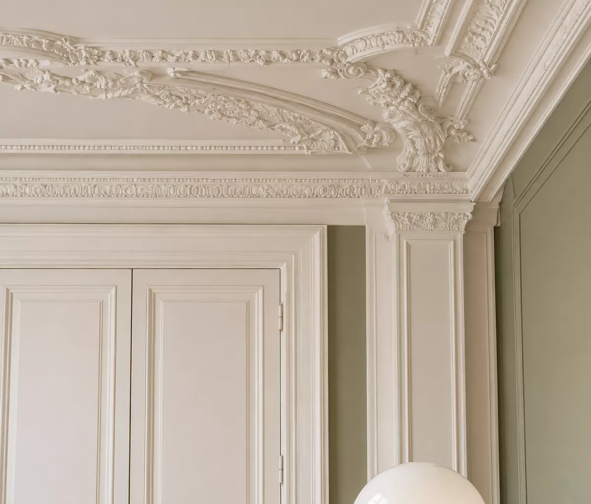 Corniche et moulures de plafond peintes en blanc