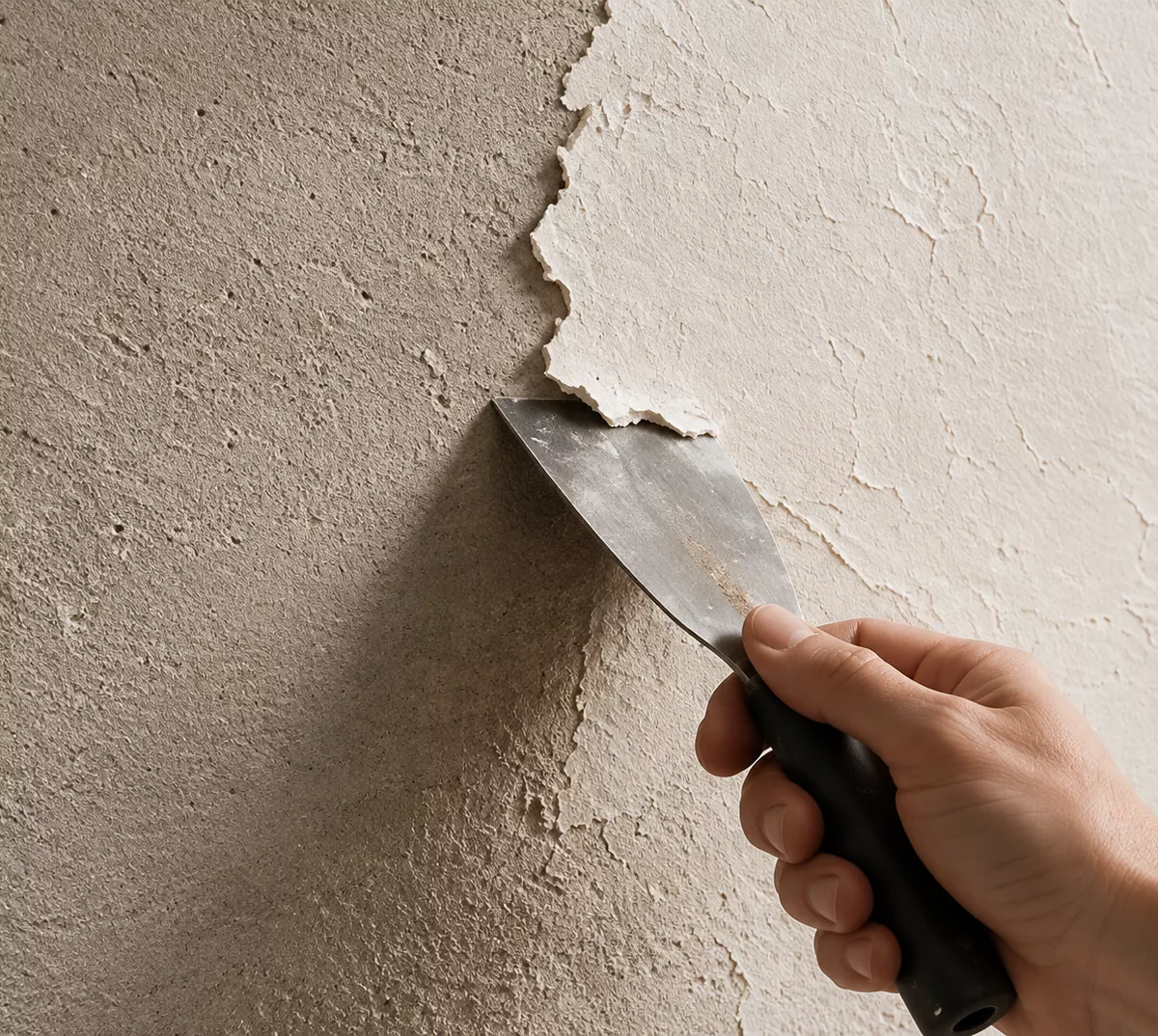 Spatule retirant une ancienne peinture écaillée